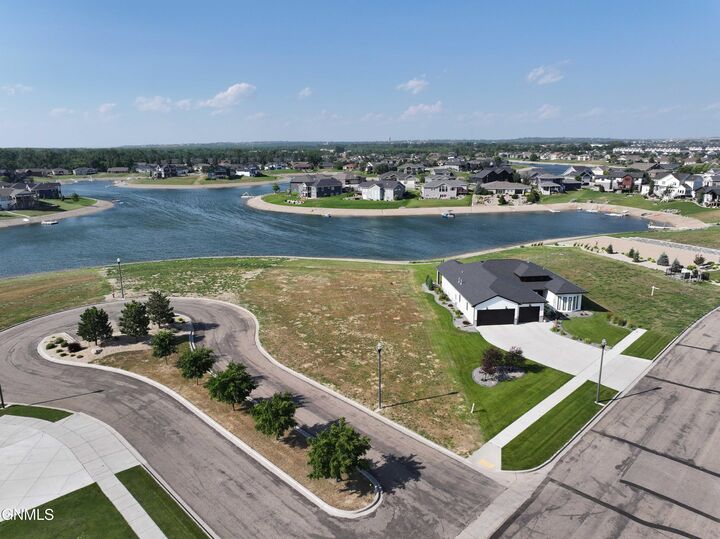 Property Photo:  800 Southbay Circle  ND 58504 
