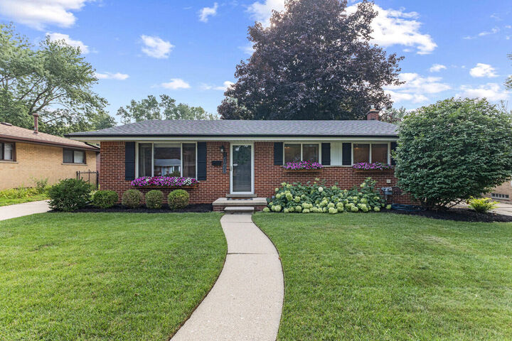 Property Photo:  14928 Country Club Drive  MI 48154 