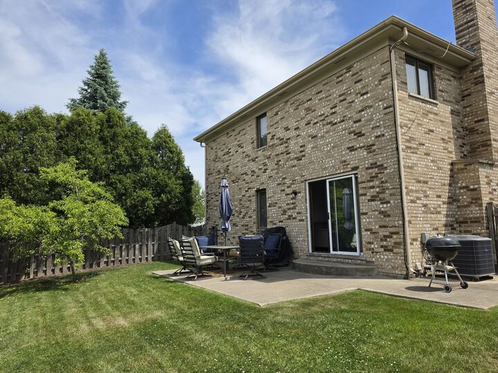 Property Photo: 736 Yorkshire Lane IL 60016