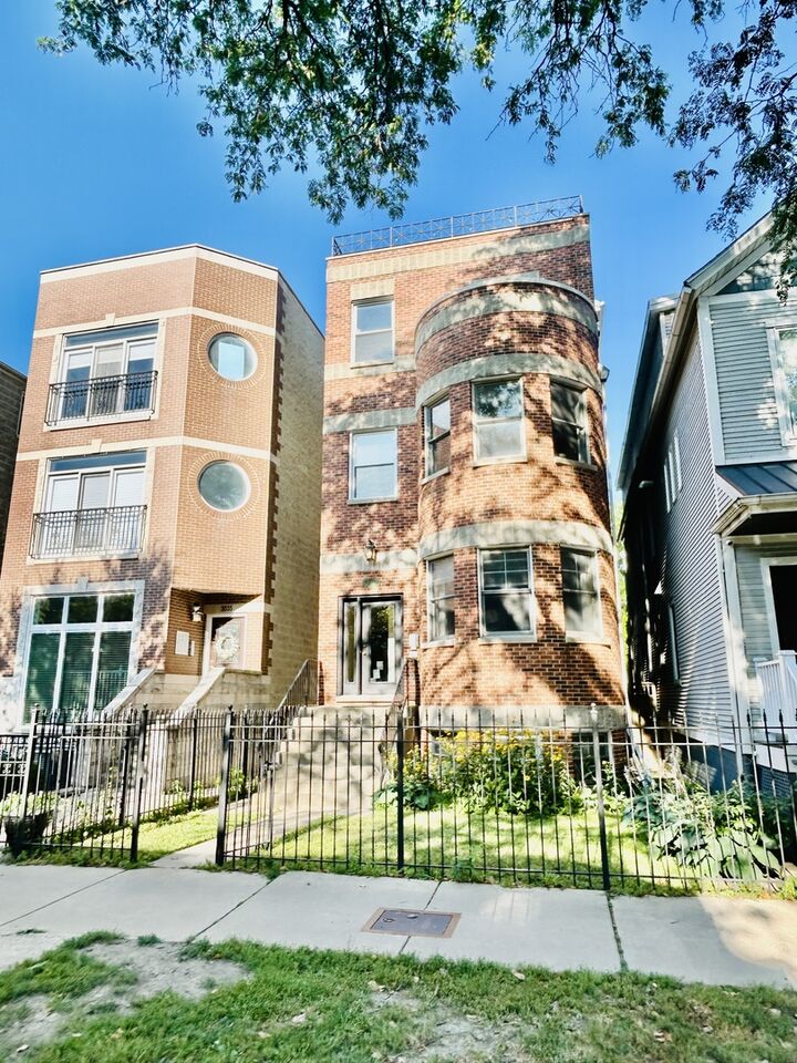 Property Photo:  3033 N Racine Avenue 3  IL 60657 