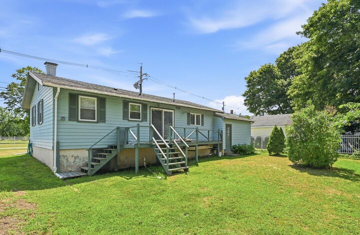Property Photo:  19 Richardson Street  ME 04530 