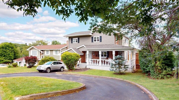 8 Glen Manor Drive — photo 1