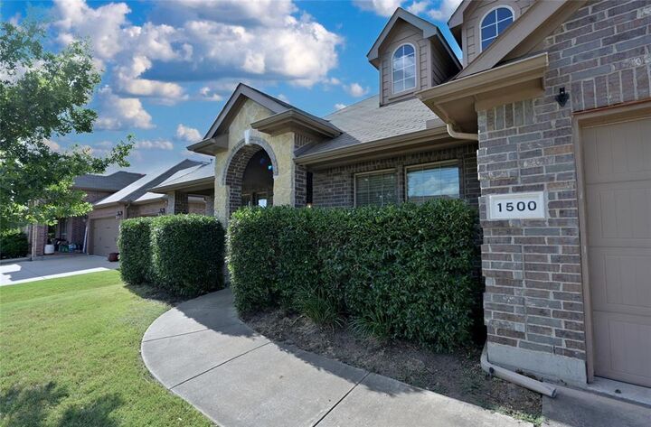 Property Photo: 1500 Dun Horse Drive TX 76052