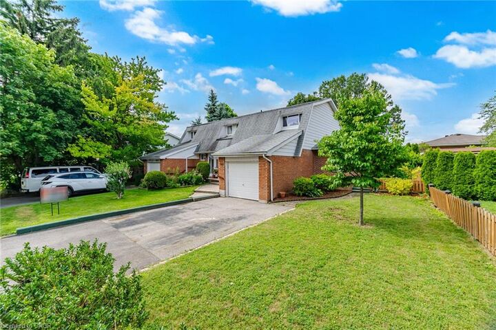 Property Photo: 667 Green Meadow Crescent ON L5A 2V3