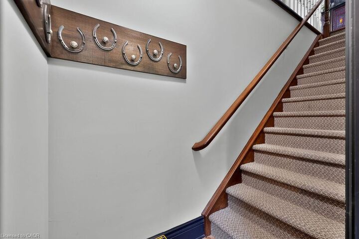 Property Photo:  3 Appleridge Court Loft  ON L0R 1H3 
