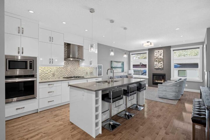 Property Photo:  3507 40 Street SW  AB T3E 3K3 