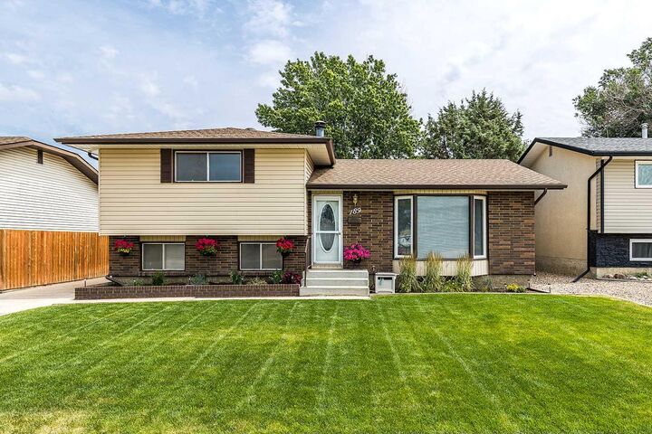 189 Hull Crescent NE — photo 1