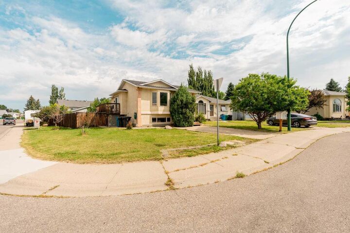 194 Mt Blakiston Road W — photo 1