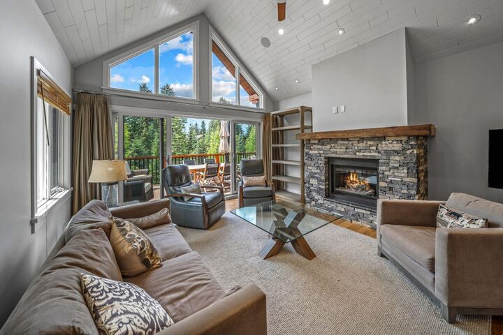 Property Photo: 19 Creekside Mews AB T1W 0J4