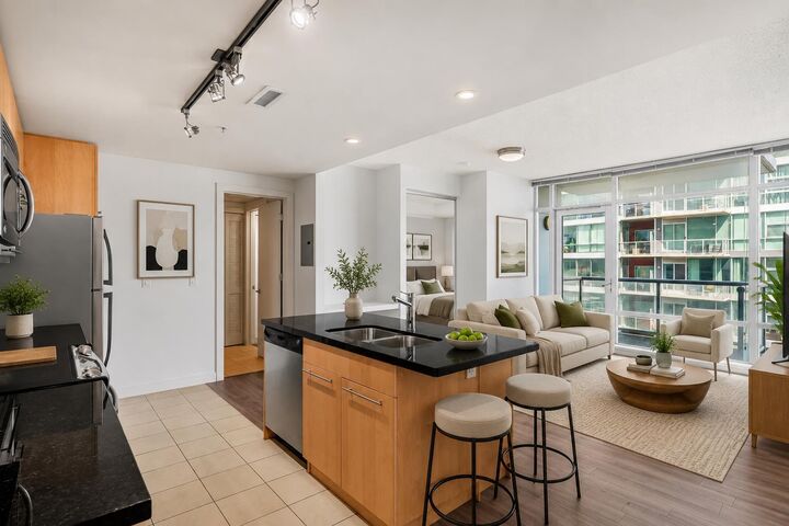215 13 Avenue SW 1407 — photo 1