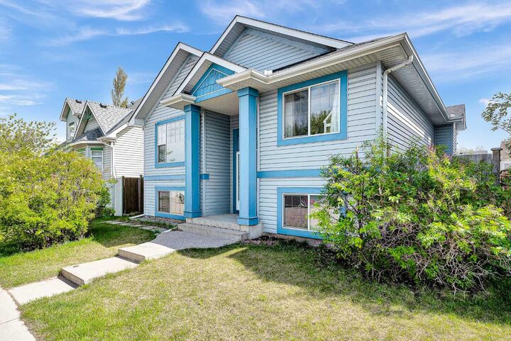 Property Photo:  21 Erin Meadow Manor SE  AB T2B 3P6 