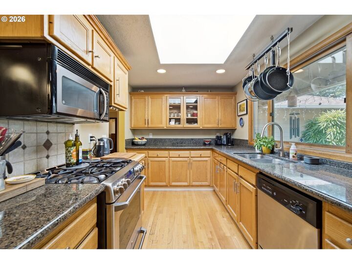 Property Photo: 17902 Belmore Ave OR 97035