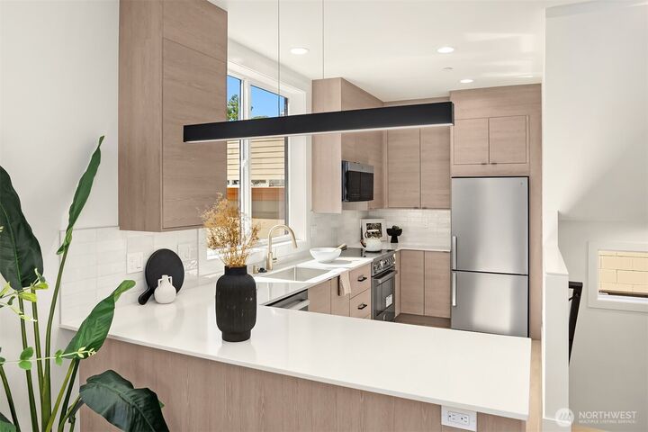 Property Photo:  4415  2nd Avenue NE B  WA 98105 