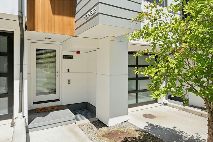 Property Photo: 10762 SE 1st Drive 22 WA 98004