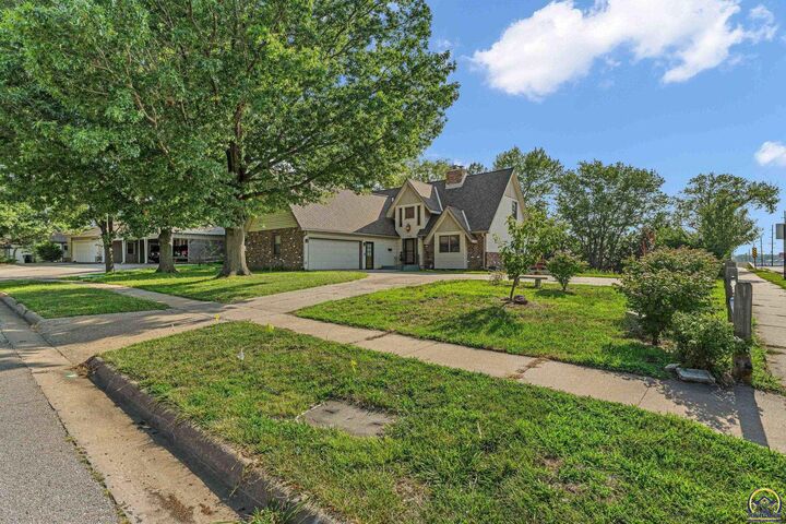 Property Photo:  1701 SW Arrowhead Rd  KS 66604 