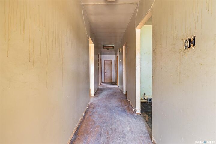 Property Photo: 403 17th Avenue E SK S4N 0Y4