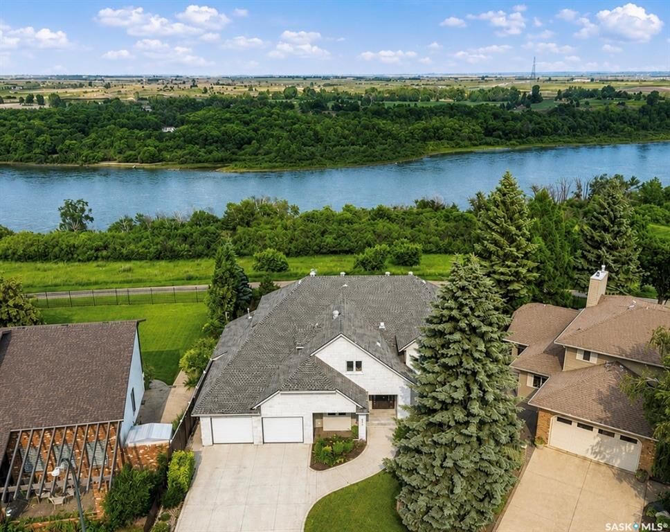 Property Photo:  323 Mallin Crescent  SK S7K 7X2 