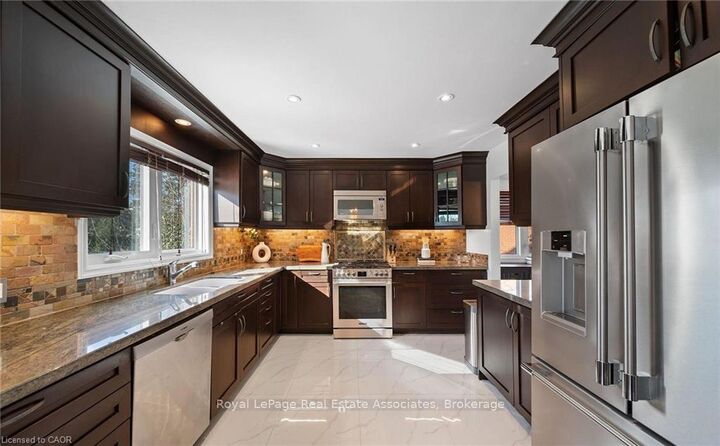 Photo de la propriété: 1550 Woodeden Drive Upper ON L5H 2V3