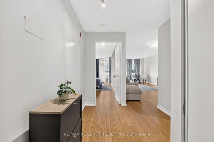 Property Photo: 4 Park Vista Crescent 604 ON M4B 3M8