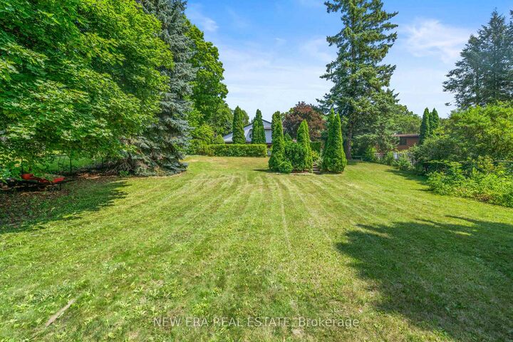 Property Photo: 261 Pinetree Way ON L5G 2R4