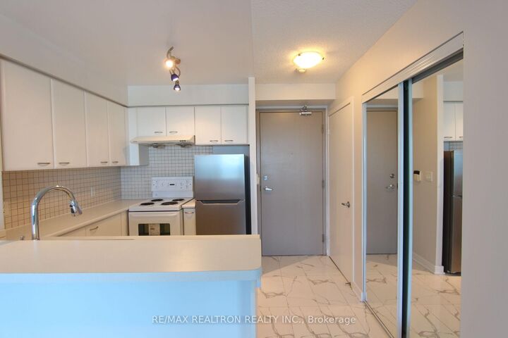 Property Photo:  36 Lee Centre Drive 2906  ON M1H 3K2 