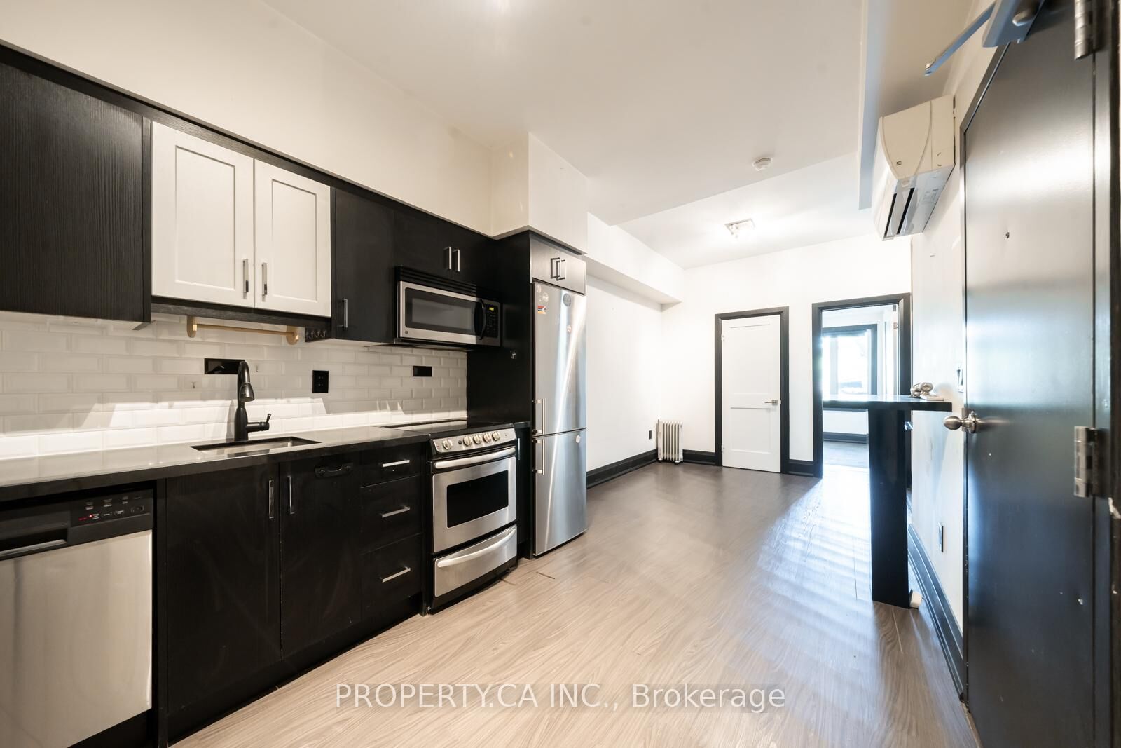 Property Photo: 960 Queen Street W 3 ON M6J 1G8