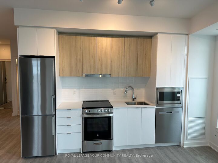 Property Photo:  30 Upper Mall Way 1707  ON L4J 0L7 