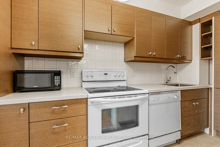 Property Photo: 284 Bloor Street W 903 ON M5S 3B8