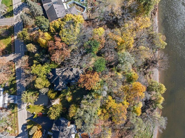 Property Photo:  1516 Pinetree Crescent  ON L5G 2S8 