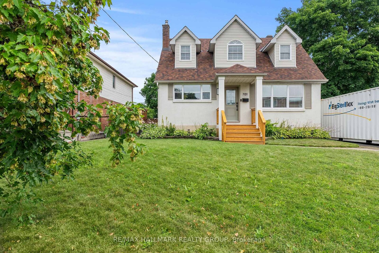 Property Photo:  701 Cole Avenue  ON K2A 2B8 