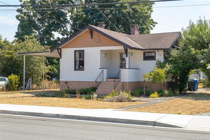 Property Photo: 720 Marchmont Rd BC V9L 2M1