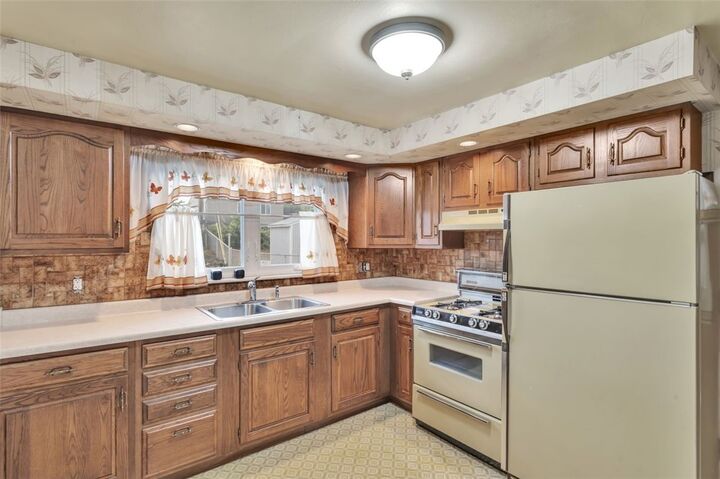 Property Photo:  218 Skyport Rd  PA 15122 