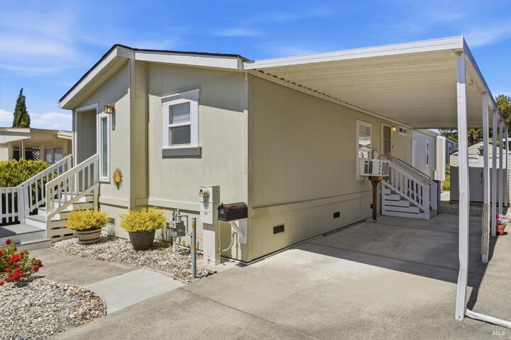 Property Photo:  52 Oriole Way  CA 95409 