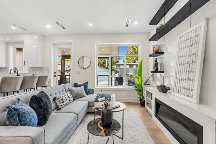 Property Photo: 281 E 48th Avenue 1 BC V5W 2C9