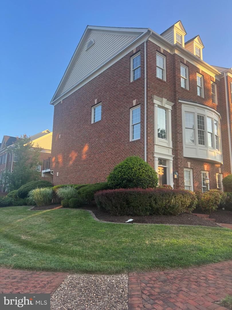 Property Photo: 43797 Apache Wells Terrace VA 20176