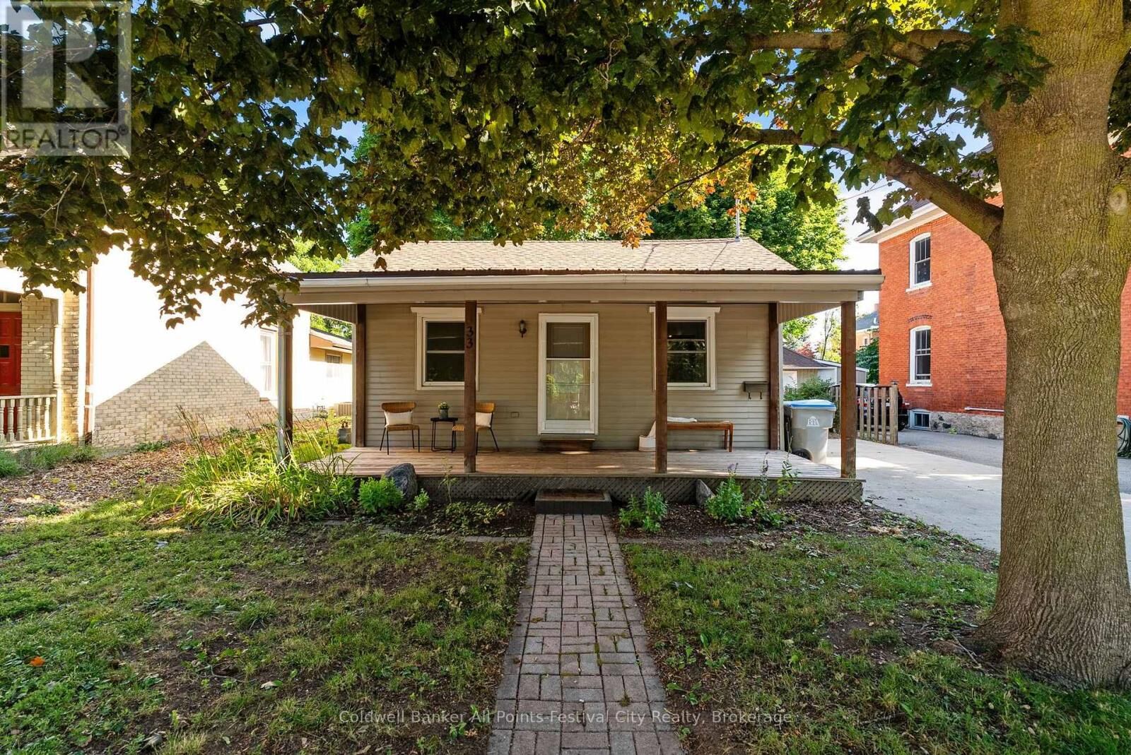 Property Photo:  33 Bruce Street East  ON N7A 1S7 