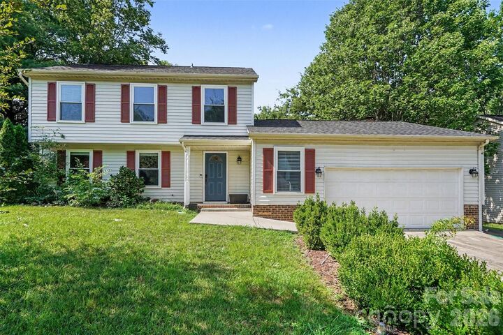 Property Photo: 10724 Downpatrick Place NC 28262
