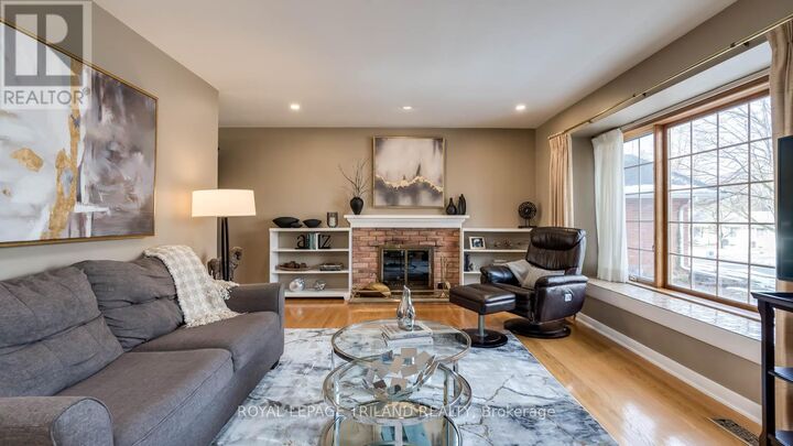 Property Photo: 7 Briarhill Place ON N5Y 1P7