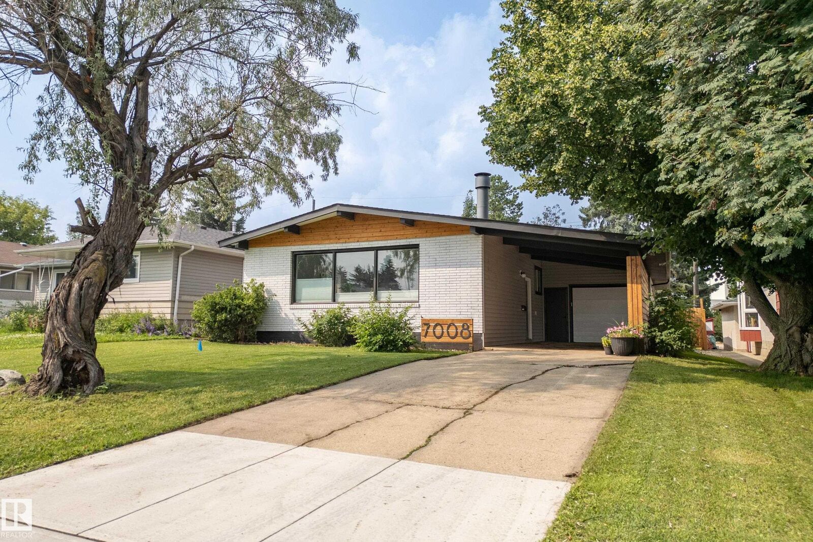 Property Photo:  7008 91 Avenue NW  AB T6B 0R6 