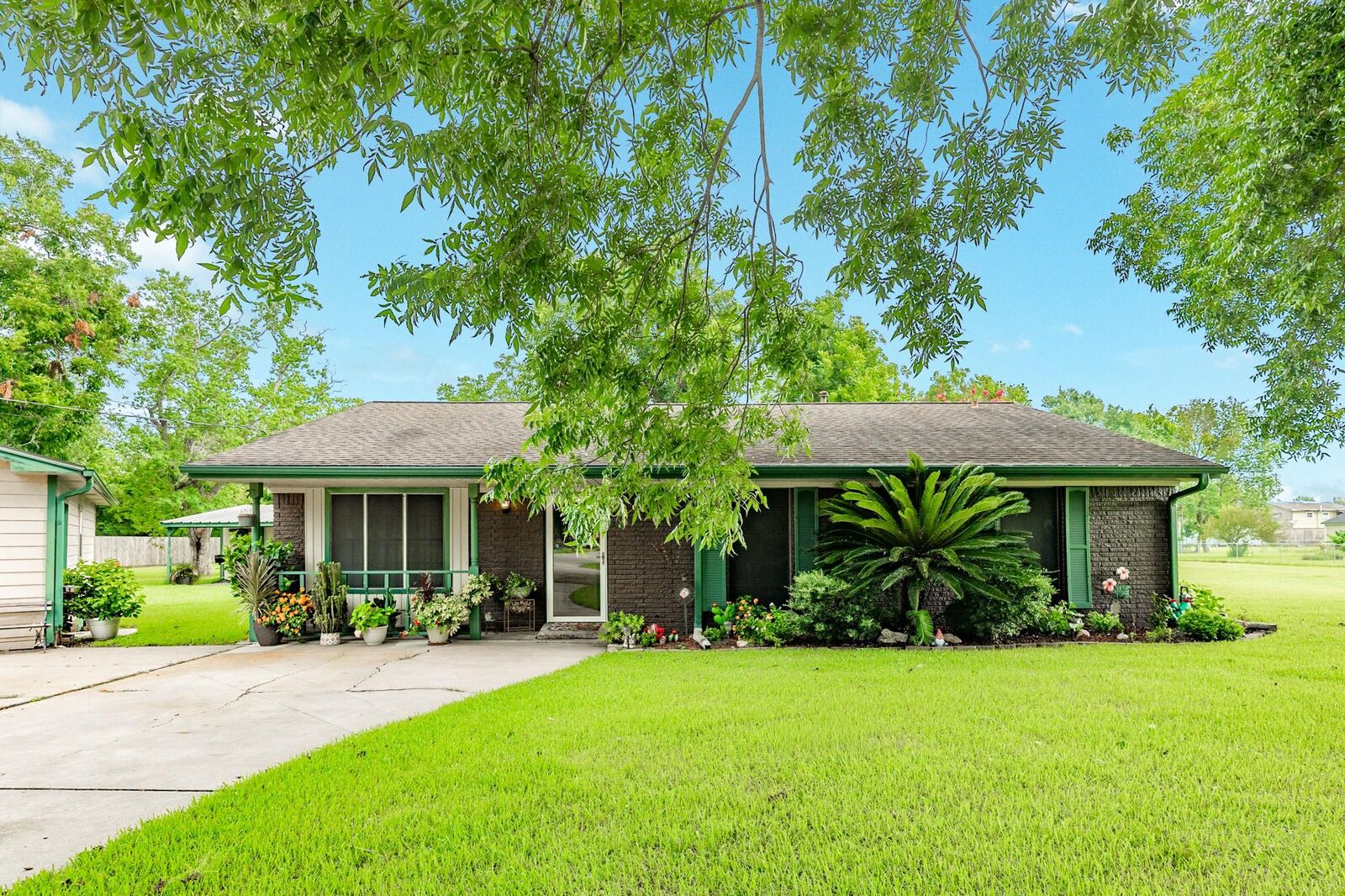Property Photo: 208 Lostracco Street TX 77515