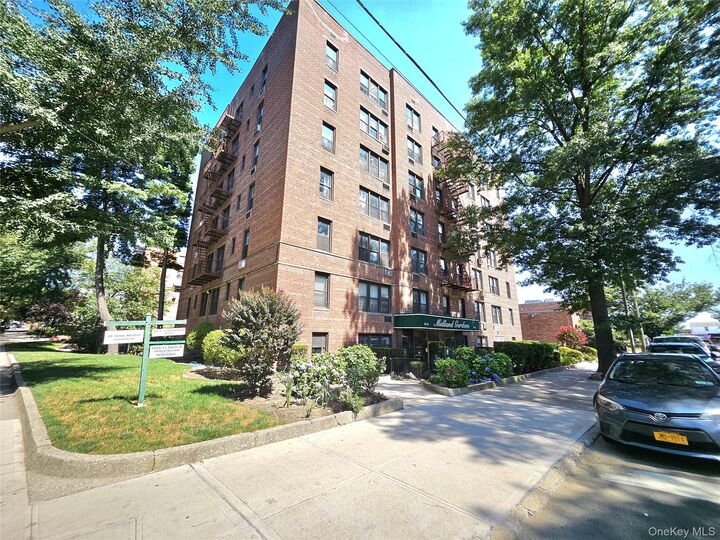 Property Photo:  87-01 Midland Parkway 7D  NY 11432 