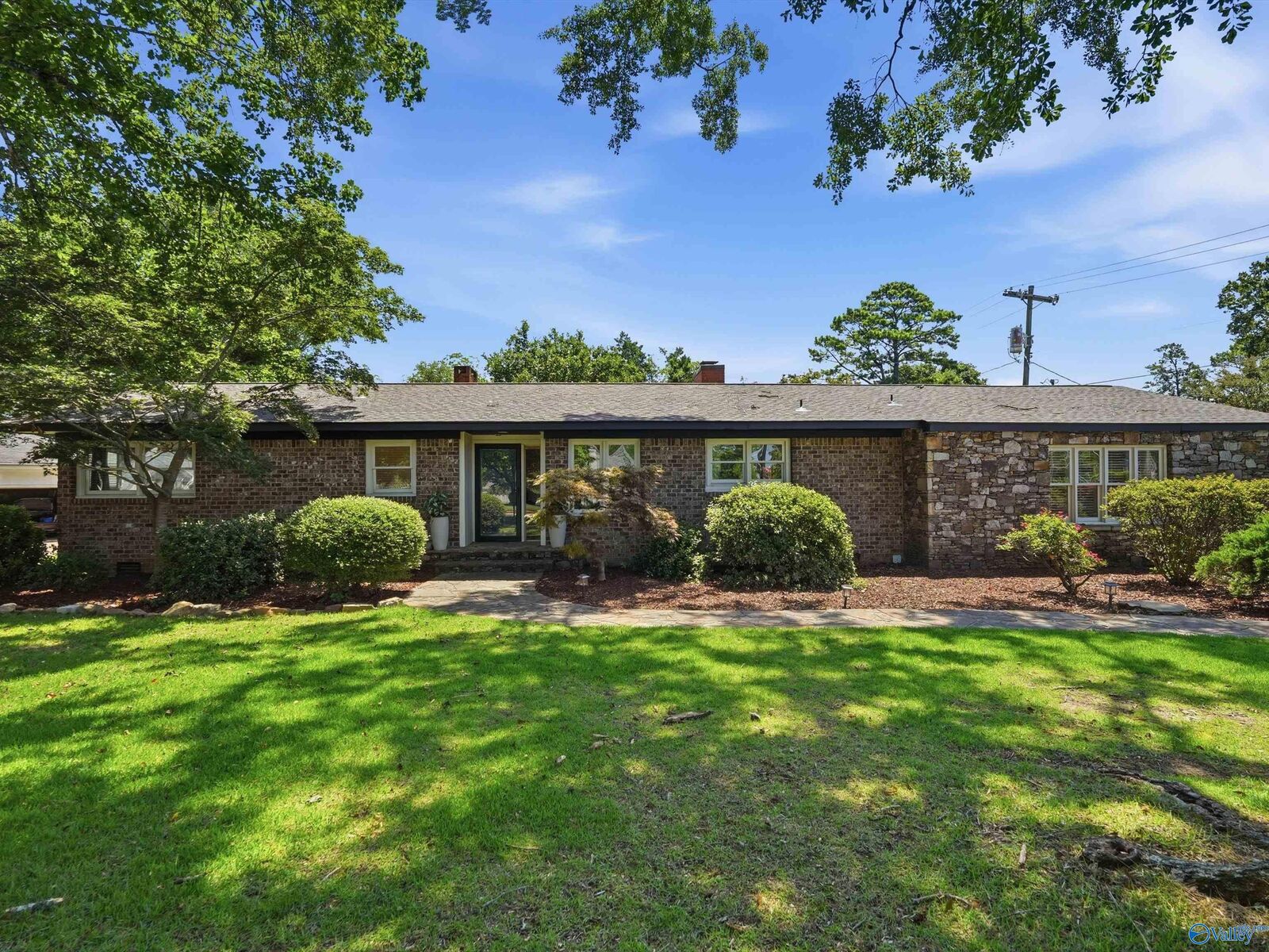 Property Photo:  2210 Meadowbrook Road SE  AL 35601 