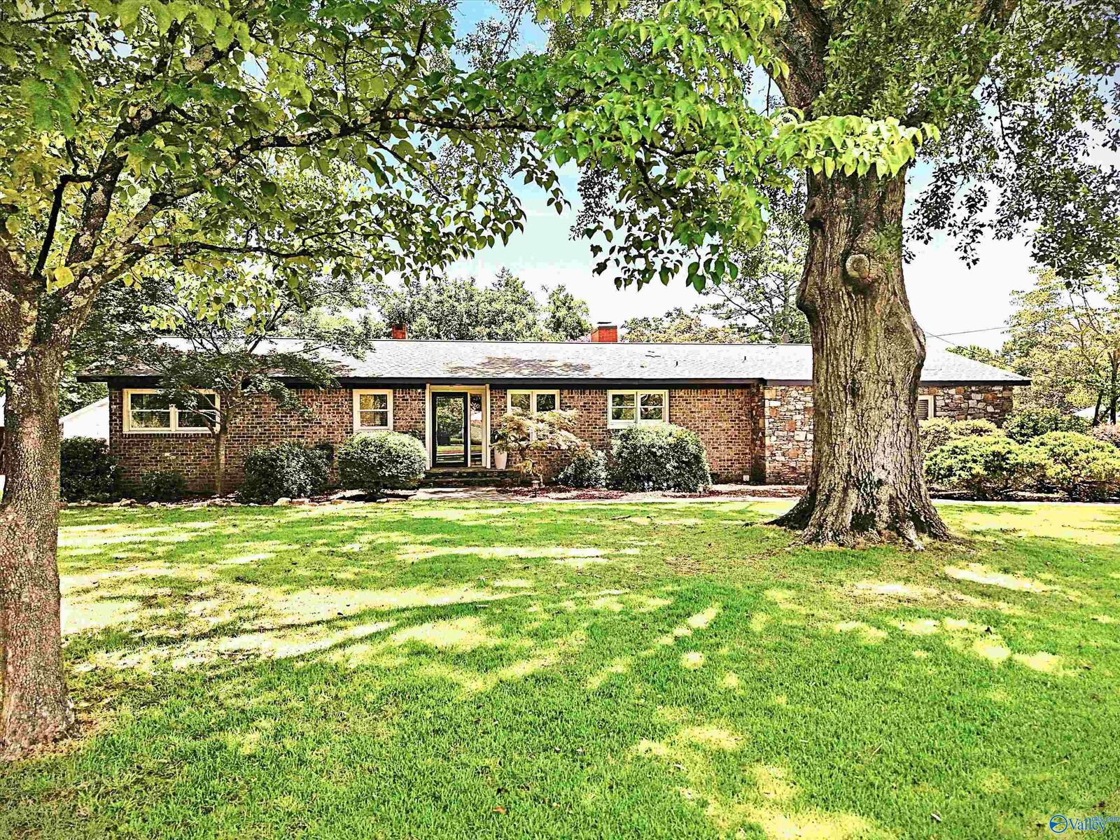 Property Photo: 2210 Meadowbrook Road SE AL 35601