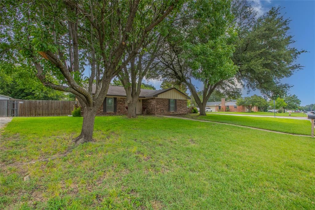 Property Photo:  1311 Glenhaven Drive  TX 76033 