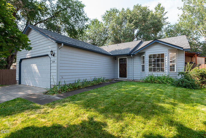 Property Photo:  2225 SW 30th Court  OR 97756 