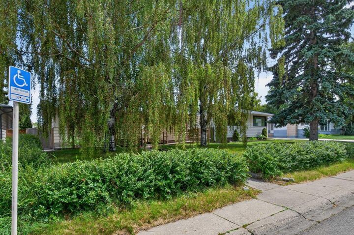 Property Photo: 39 Hillgrove Crescent SW AB T2V 3K8