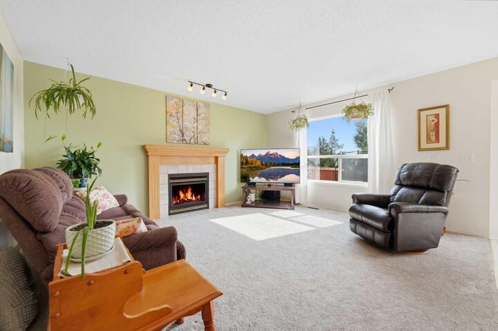 Property Photo: 46 Somerside Place SW AB T2Y 3V3