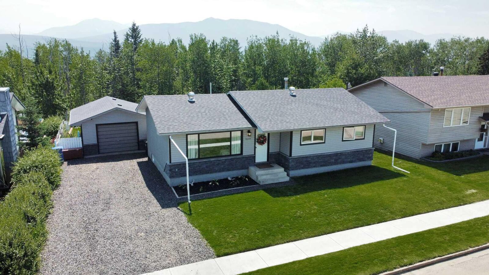 Property Photo:  10237 97 Ave  AB T0E 0Y0 