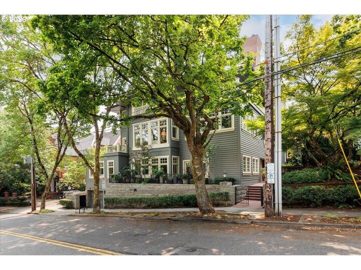 Property Photo: 2172 SW Park Pl C OR 97205