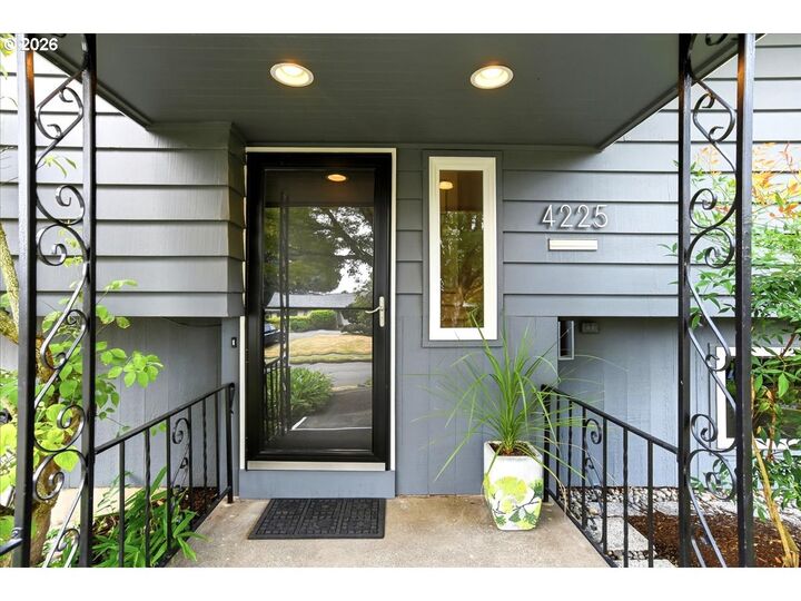 Property Photo:  4225 SW Iowa St  OR 97221 